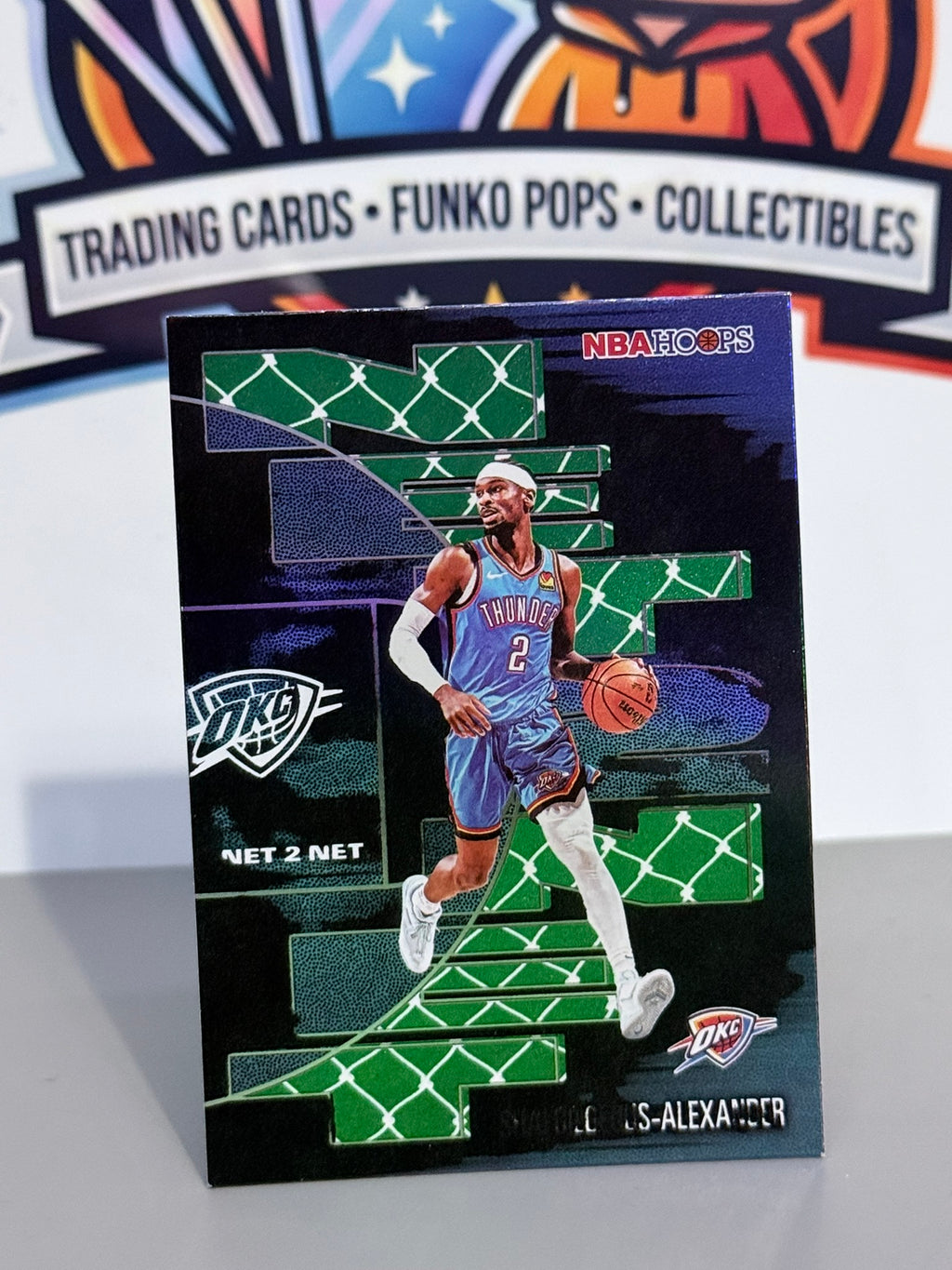 2025-26 Topps NBA Hoops Shai Gilgeous-Alexander Net 2 Net Insert #NTN-14 (Erro de Impressão Placa de Identificação)