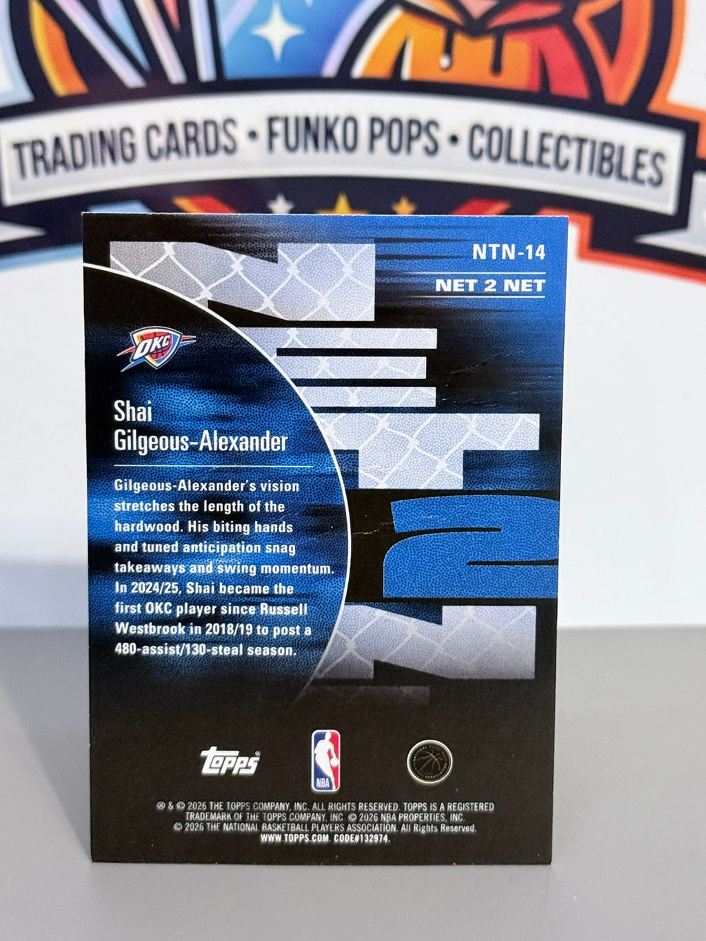 2025-26 Topps NBA Hoops Shai Gilgeous-Alexander Net 2 Net Insert #NTN-14 (Erro de Impressão Placa de Identificação)